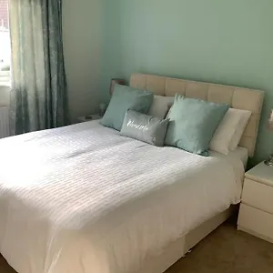  Homestay Private Room, Shared Bathroom With One Other, Tea And Coffee Making Facilities, Mini Fridge And Hairdryer, King Sized Bed With Help Yourself Continental Breakfast In Secluded Modern With Parking