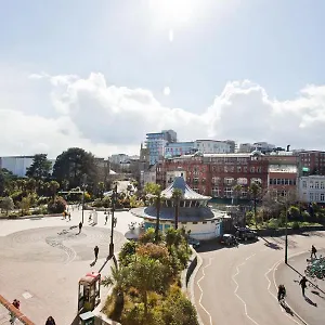  Apartment Richmond Views - Prime Town Centre Location - Close To The Beach!